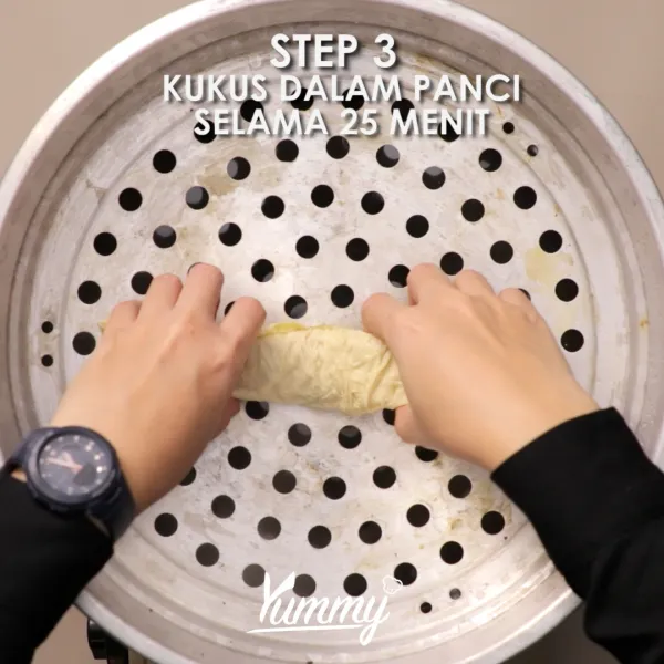 Kukus di dalam panci yang sudah dipanaskan selama 25 menit hingga hekeng matang.