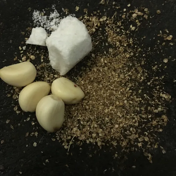 Siapkan bahan ulek, ketumbar + bawang putih + garam.