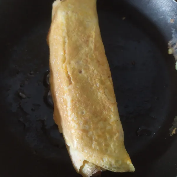 Masak sambil dibolak-balik dan ditekan-tekan sampai Tamagoyaki matang merata, angkat dan potong-potong, sajikan tamagoyaki dengan sisa ebi furai dan saus jika suka.