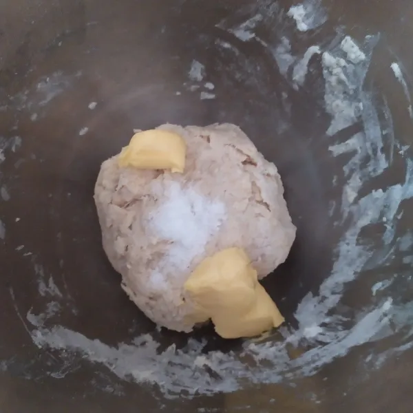 Masukkan margarin dan garam, uleni sampai kalis elastis, Saya uleni menggunakan mixer.