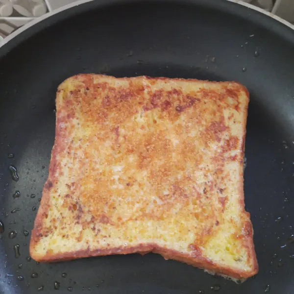 Panggang roti sampai kedua sisinya kecoklatan matang.