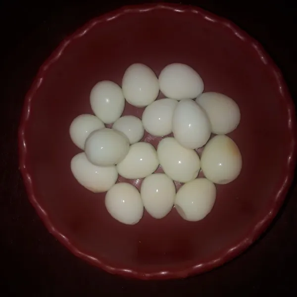 Rebus telur puyuh sampai matang. Angkat, rendam air dingin lalu kupas kulitnya.