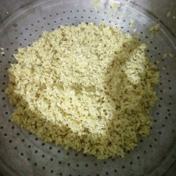 Setelah 5 menit. Panaskan kukusan, kukus beras setengah matang atau sekitar 5-10 menit