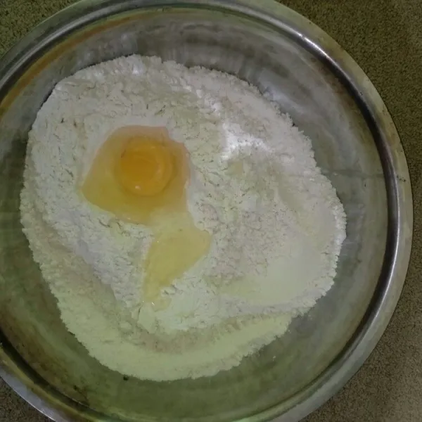 Siapkan baskom, masukkan tepung terigu, telur, air, dan garam. Aduk rata