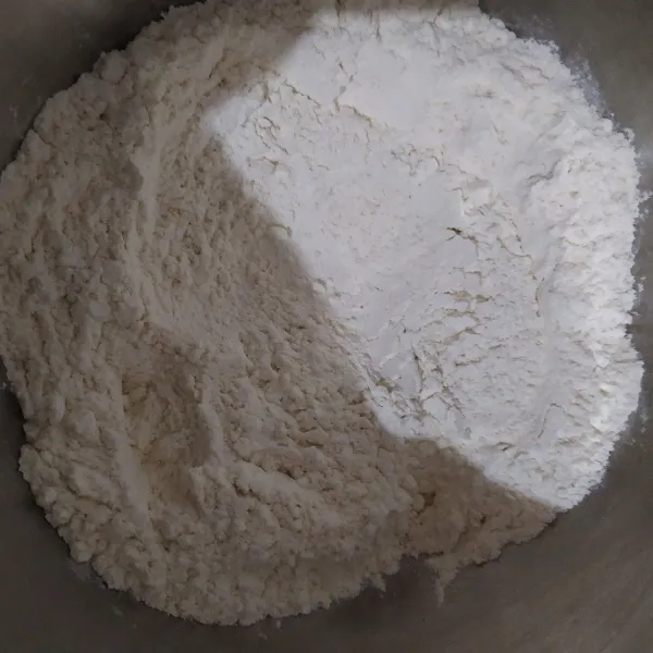 Satukan semua bahan kering kecuali garam, aduk rata, masukkan kuning telur, santan, aduk kembali.