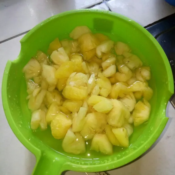 Kupas nanas, cuci bersih dan potong.Rendam nanas dengan air garam selama 10 menit, tiriskan dan cuci kembali.