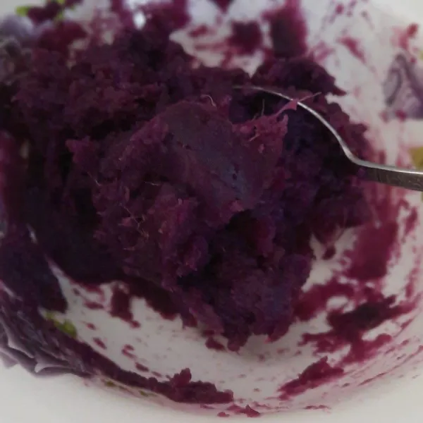 Kukus ubi ungu hingga empuk, kemudian hancurkan menggunakan sendok