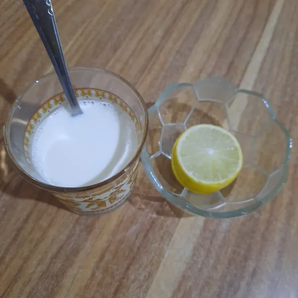 Buttermilk : campurkan susu dan air jeruk nipis. Aduk rata, lalu diamkan sekitar 10 menit.