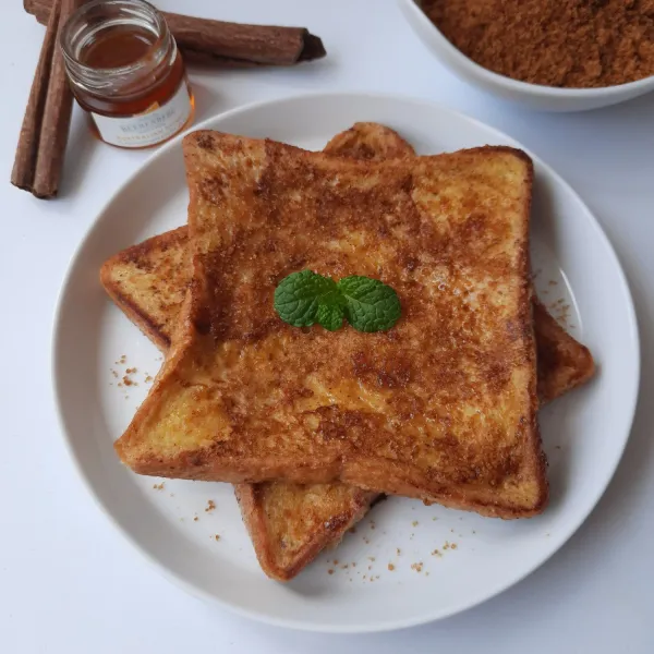 French toast siap disajikan dengan madu atw sirup maple.