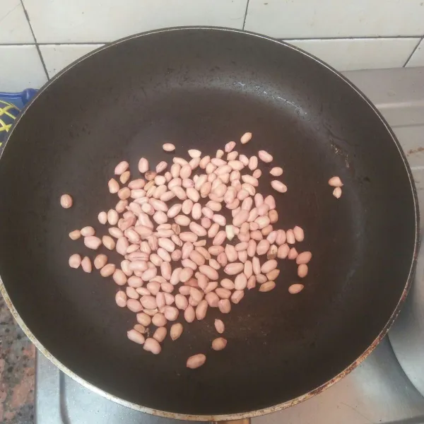 Sangrai kacang tanah sampai matang lalu tumbuk dengan gula pasir,  sisakan sedikit kacang nya untuk tabur.