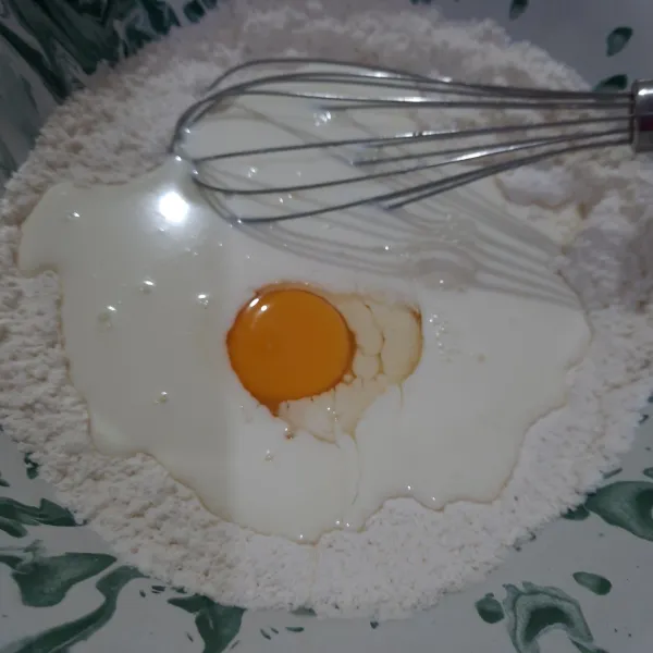 Campurkan terigu, gula, garam, soda kue. Aduk rata, masukkan telur dan buttermilk. Aduk rata.