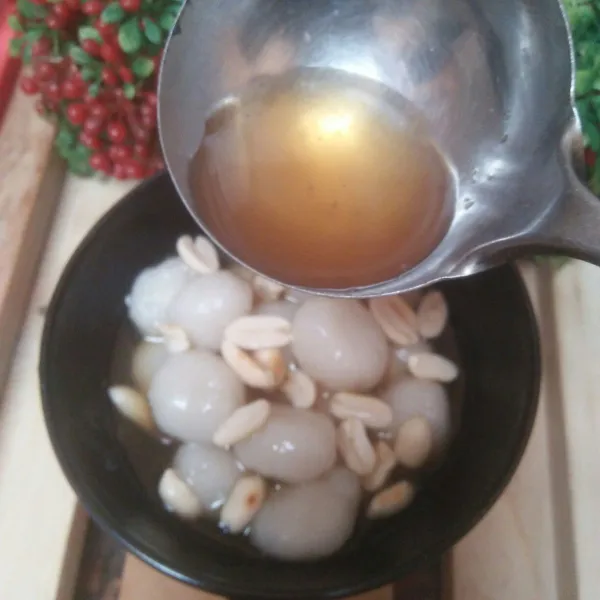 Siapkan wadah masukan secukup nya ronde lalu taburi dengam kacang sangrai, lalu tuang secukupnya air jahe.