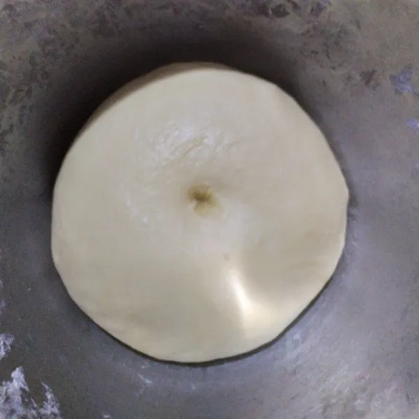 Istirahatkan adonan sampai mengembang, sesuaikan dengan suhu ruang, Saya diamkan selama 15 menit, lakukan tes tusuk dengan telunjuk, jika pas ditusuk adonan membentuk lubang maka itu tandanya adonan siap dibentuk.