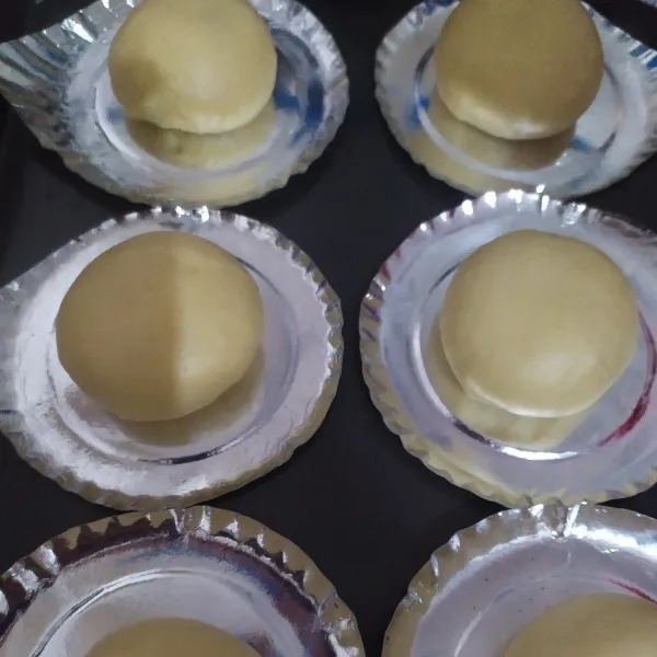 Bagi adonan seberat 35-41 gr, bulatkan tata di atas piring kertas / kertas anti lengket, diamkan sampai mengembang -+ 40 menit.