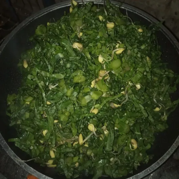 Masukan kailan dan kecambah, aduk sampai rata