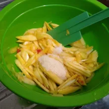 Beri garam dan gula pasir.