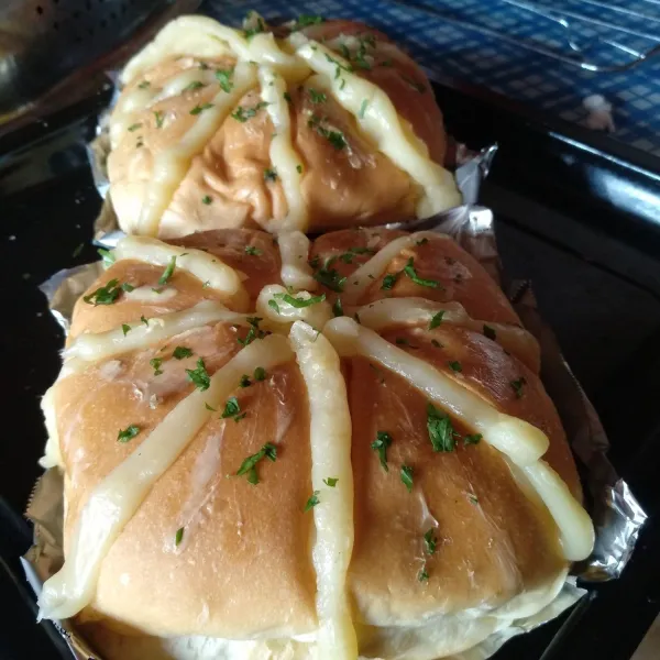 Taburi seledri/bubuk parsley dan olesi margarin (saya alasi roti dengan kertas aluminium, ini optional ya bisa di skip)