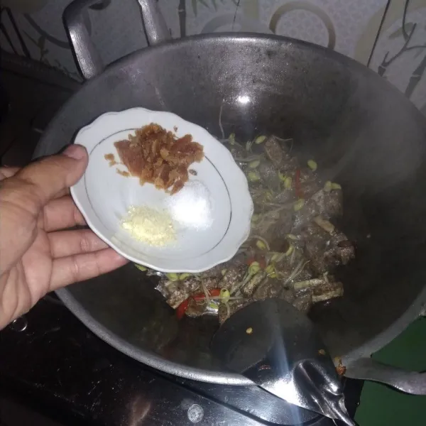 Tambahkan air dan bumbu garam, gula, dan kaldu bubuk. Aduk hingga tercampur rata.