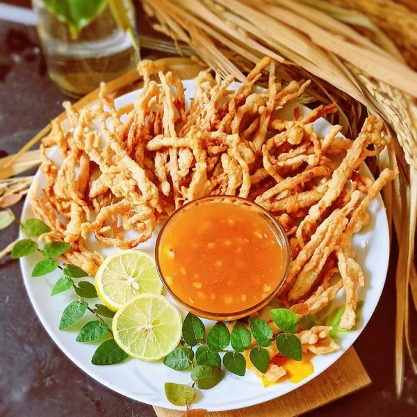 Sajikan enoki crispy dengan saus oriental