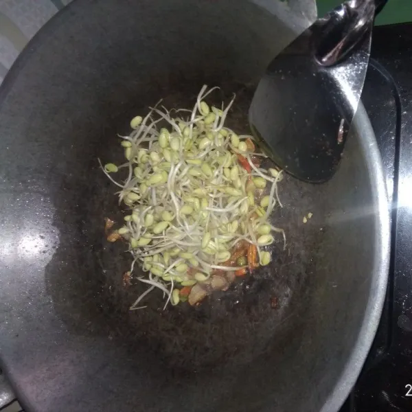 Masukkan kecambah. Aduk rata dan masak sampai setengah matang.