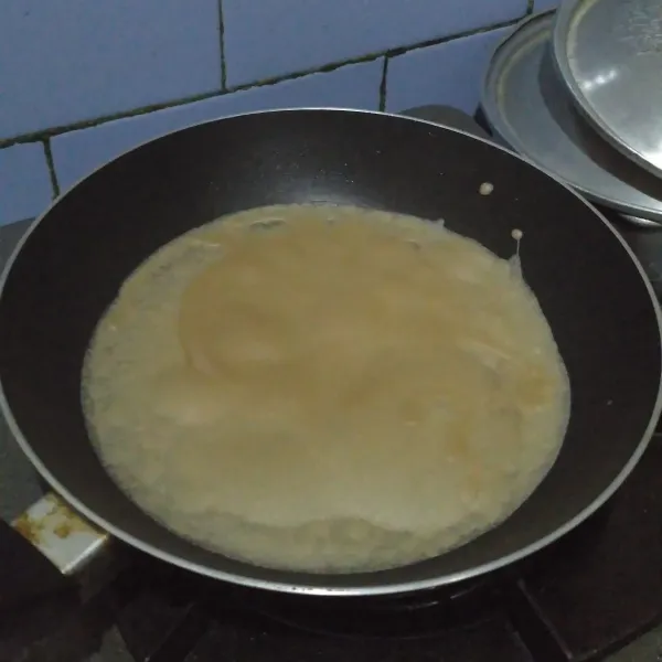 Panaskan teflon, tuang adonan crepe, masak sampe mateng. Jangan lupa dibalik biar matangnya rata. Dinginkan.