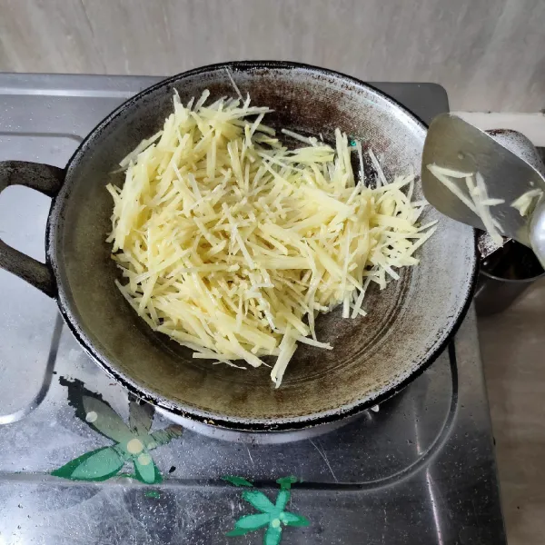 Selanjutnya panaskan margarin, tumis kentang hingga layu.