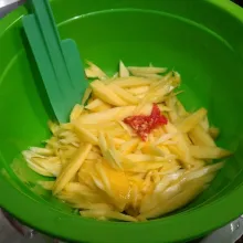 Ulek cabe rawit lalu masukkan bersama mangga.