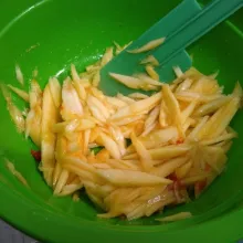 Aduk merata. Masukkan dalam wadah mangkuk. Taruh di kuklas beberapa saat agar dingin.