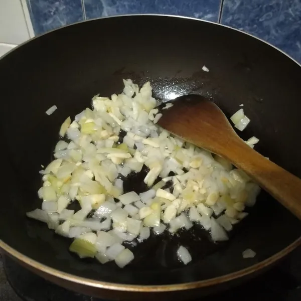Tumis bawang putih dan bawang bombay hingga layu dan harum.