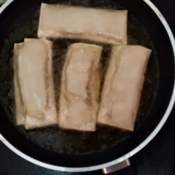 Goreng lumpia hingga kecokelatan.