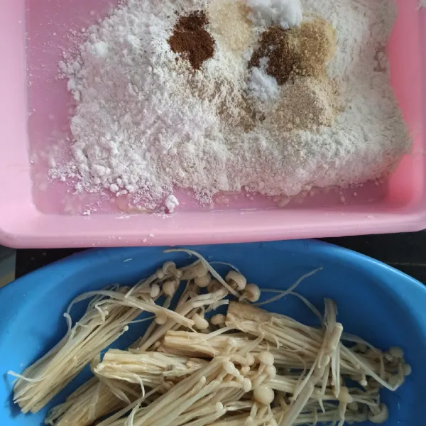 Campur Tepung terigu, maizena, baking soda dengan bumbu bubuk (garam, gula, lada, ngohiong). Cuci bersih jamur enoki.