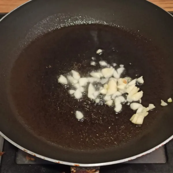 Panaskan 2 sdm minyak, tumis bawang putih hingga harum.