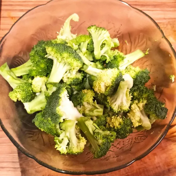 Cuci bersih brokoli lalu potong brokoli sesuai selera.