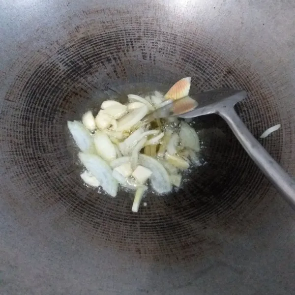 Tumis bawang putih & bawang bombay sampai wangi.