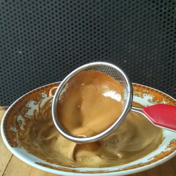 Masukkan nescafe, gula, & air panas. Aduk-aduk pake saringan sampe jadi foam.