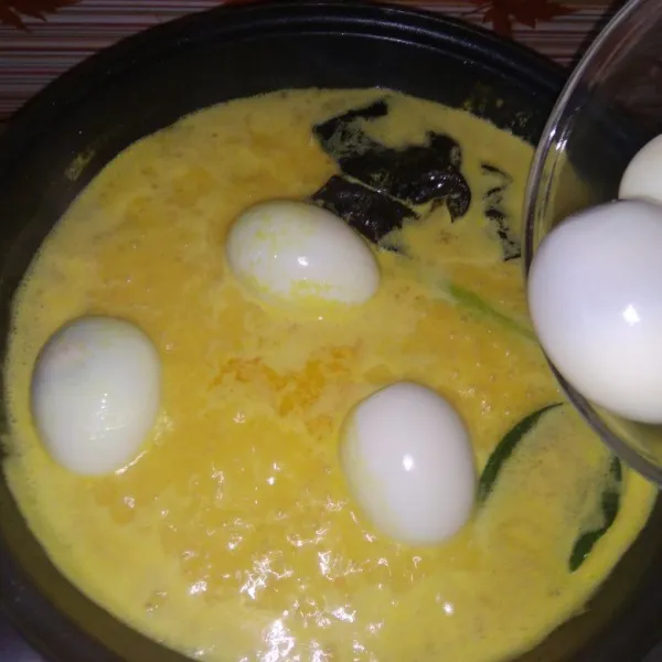 Masukkan telur, garam, gula dan secukupnya kaldu bubuk. Masak hingga kuah kental, dan telur mulai ikut berwarna kuning. Koreksi rasa, matikan api, angkat dan sajikan selagi hangat.