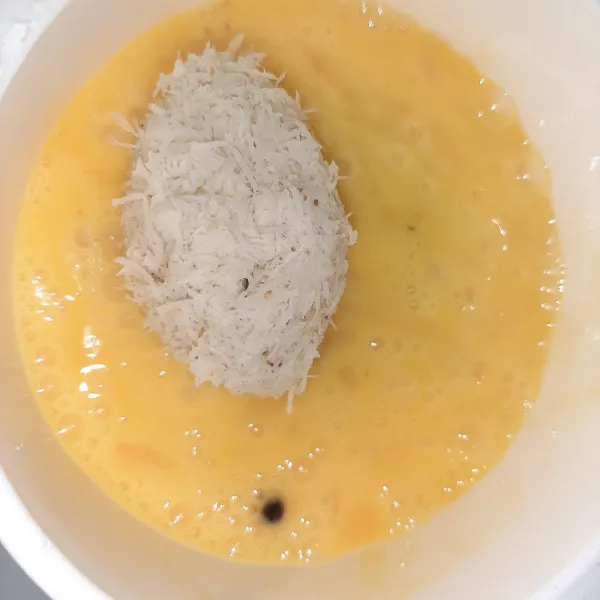 Step ini opsional, kalau yakin step 8 padat dan tidak akan ambyar saat digoreng step ini boleh di skip. Masukkan adonan ke kocokan telur (memastikan kelapa tidak ambyar).