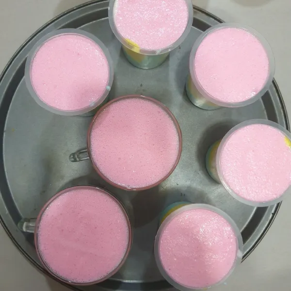 Tuangkan adonan ice Cream, secara selang-seling kedalam cup/wadah. Simpan di dalam freezer selama semalaman.