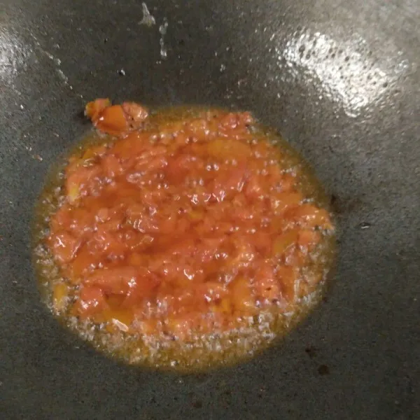Potong-potong tomat, kemudian tumis sampai tomat hancur.