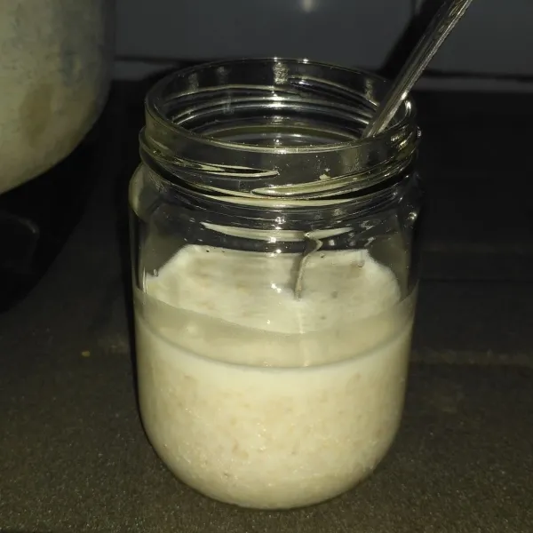 Ambil jar, tuang susu & masukkan oatmeal.