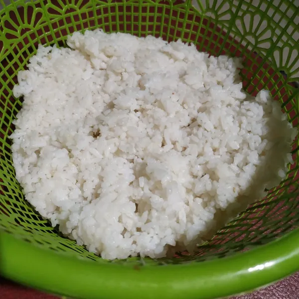 Siapkan nasi putih yang sudah dingin.