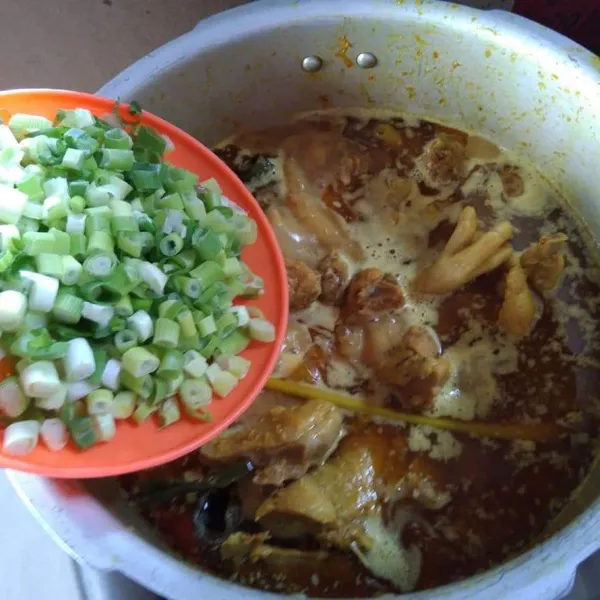 Masukkan daun bawang, aduk-aduk sebentar, angkat dan sajikan.