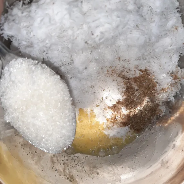 Masukkan gula pasir.