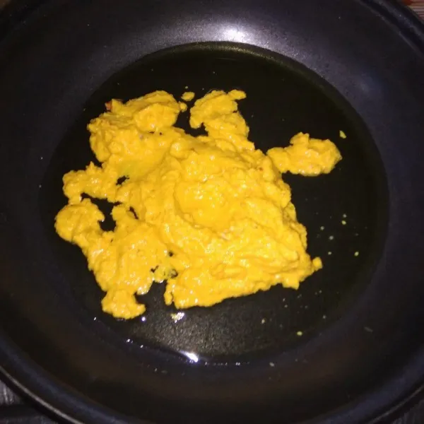 Tumis semua bumbu halus hingga harum.