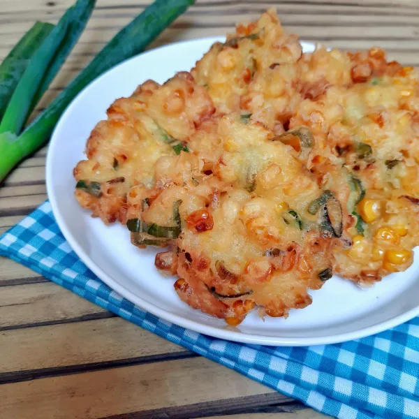 Perkedel jagung siap disajikan.