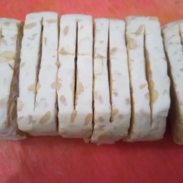 Potong tebal tempe menjadi 6 bagian, kemudian belah bagian tengahnya. Sisihkan.
