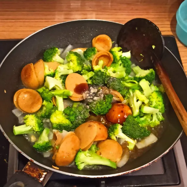 Masukkan brokoli, saos tiram, merica bubuk, gula dan garam. Tambahkan sedikit air masak sebentar hingga matang. jangan lupa tes rasa.