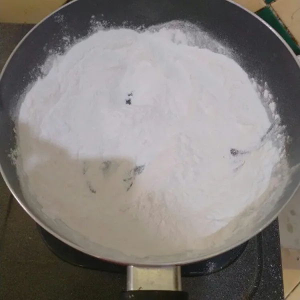 Sangrai tepung beras selama 5 menit.