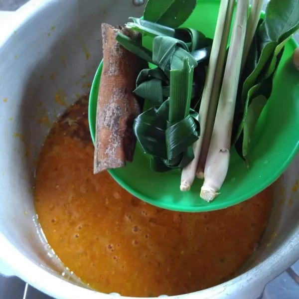 Masukkan serai, daun jeruk, daun pandan dan kayu manis.