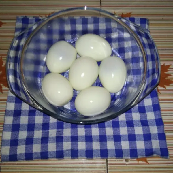 Kupas atau pisahkan telur dari kulitnya, sisihkan.
